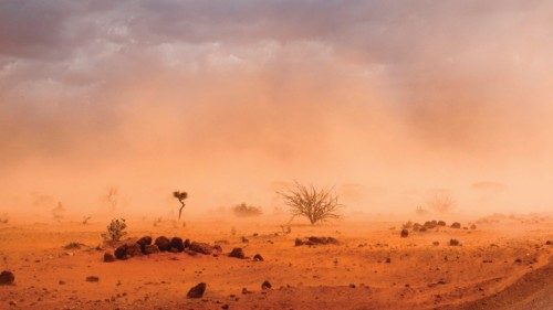 Climate change in Africa: Dirt road and yellow orange dusty sandstorm next to arid Hilaweyn refugee ...