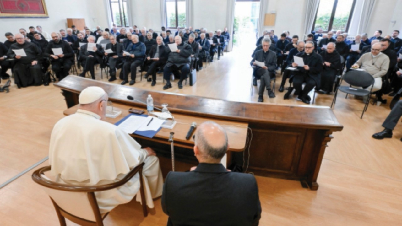  L’incontro del  Papa con  cento sacerdoti del centro di Roma  QUO-101