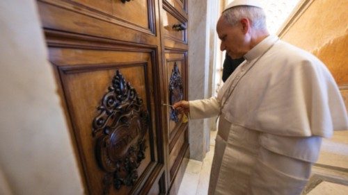 Il Pontefice rimuove i sigilli all’appartamento del Palazzo Apostolico QUO-109 Il Pontefice rimuove i sigilli all’appartamento del Palazzo Apostolico QUO-109