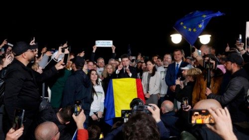 epa12115394 Bucharest City Mayor Nicusor Dan (C), an Independent presidential candidate supported by ... epa12115394 Bucharest City Mayor Nicusor Dan (C), an Independent presidential candidate supported by ...