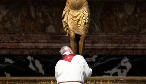 SS. Francesco - Basilica Vaticana - Altare della Cattedra: Passione del Signore 10-04-2020 SS. Francesco - Basilica Vaticana - Altare della Cattedra: Passione del Signore 10-04-2020