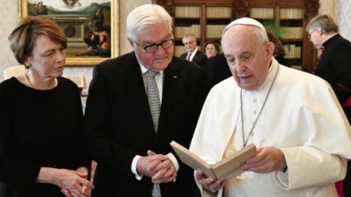  Bundespräsident Steinmeier  bei Papst Franziskus  TED-043