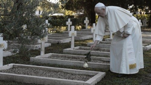  Papst Franziskus besuchte an Allerseelen  den französischen Militärfriedhof in Rom  TED-044
