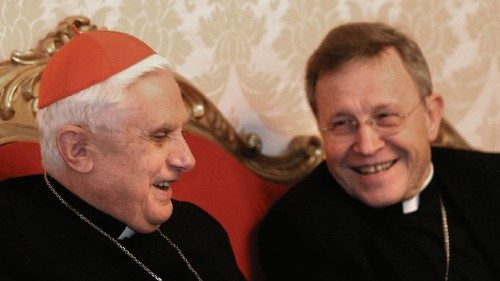 Kardinal Joseph Ratzinger (l.),Präfekt der Kongregation für die Glaubenslehre, und Kardinal Walter ...