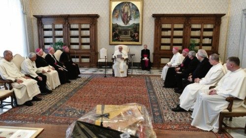  Papst Franziskus warnt Ordensleute vor Isolation  TED-003