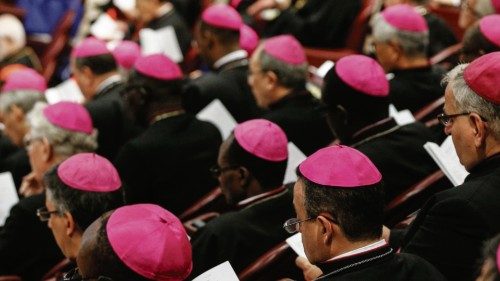 Bischöfe nehmen teil an der 15. ordentlichen Generalversammlung der Bischofssynode unter dem Motto: ...