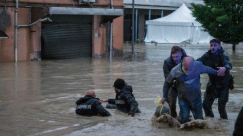 MALTEMPO I ROMAGNA. Faenza in Via Torretta, carabinieri in servizio portano in salvo 2 persona ...