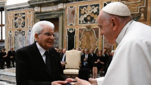  Papst überreicht »Paul-VI.-Preis« an italienischen Staatspräsidenten  Mattarella  TED-023