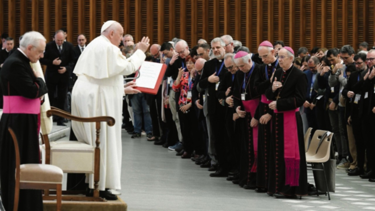  Papst ruft Kirche in Italien zu gemeinsamem Handeln auf  TED-023