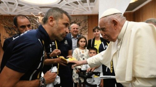  Franziskus signiert  Fahrrad der »Athletica Vaticana«  TED-034