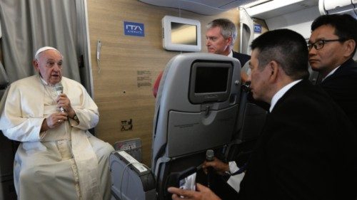 Papst Franziskus antwortet auf dem Rückflug nach Rom auf die Fragen mitreisender Journalisten ... Papst Franziskus antwortet auf dem Rückflug nach Rom auf die Fragen mitreisender Journalisten ...