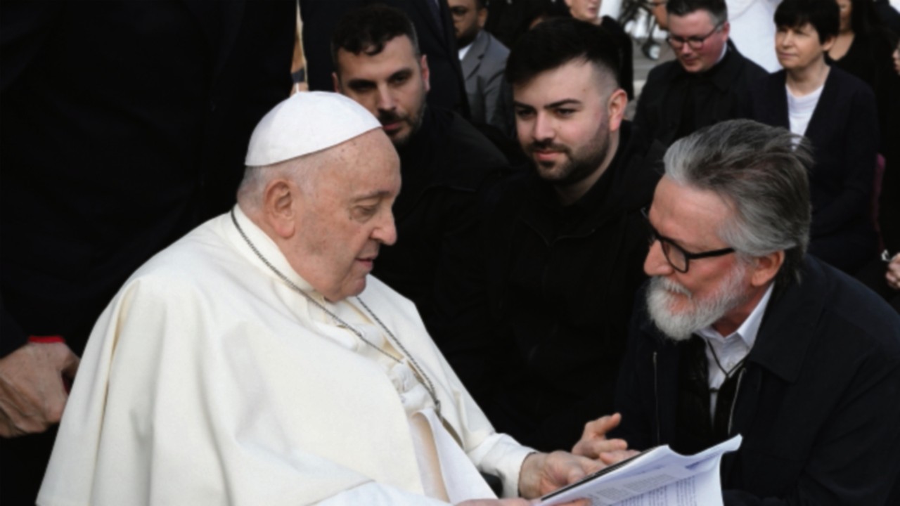  Papst Franziskus begegnet Pater Macalli  TED-047