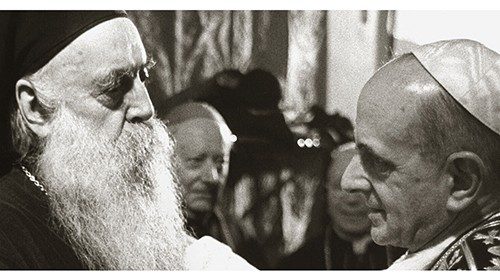 Athenagoras I. (l.), ökumenischer Patriarch von Konstantinopel, und Papst Paul VI. umarmen sich am ... Athenagoras I. (l.), ökumenischer Patriarch von Konstantinopel, und Papst Paul VI. umarmen sich am ...