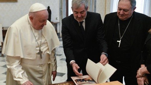 Präsident der Kanaren überbringt dem Papst Briefe von Migranten TED-004 Präsident der Kanaren überbringt dem Papst Briefe von Migranten TED-004