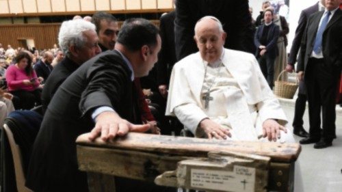  Papst erhält Betstuhl aus dem Holz eines Flüchtlingsbootes  TED-010