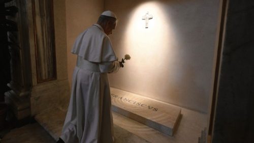 Papst Leo XIV. betet am Grab seines Vorgängers Franziskus TED-019 Papst Leo XIV. betet am Grab seines Vorgängers Franziskus TED-019