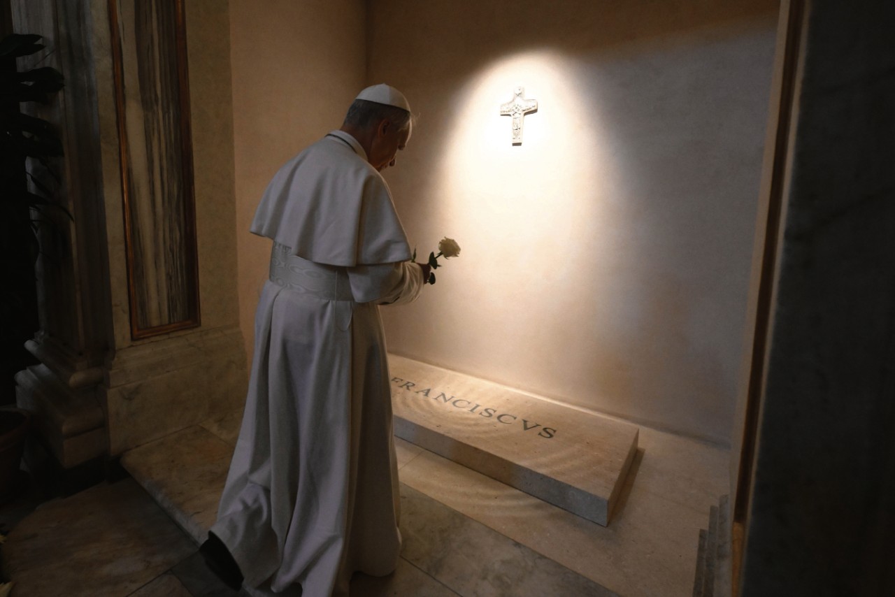  Papst Leo XIV. betet am Grab seines Vorgängers Franziskus  TED-019