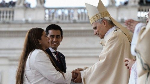 Papst Leo XIV. erhält den Fischerring als Insignie des Petrusdienstes TED-020 Papst Leo XIV. erhält den Fischerring als Insignie des Petrusdienstes TED-020