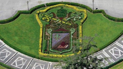 Blumenwappen für Papst Leo XIV. schmückt Vatikanische Gärten TED-022 Blumenwappen für Papst Leo XIV. schmückt Vatikanische Gärten TED-022