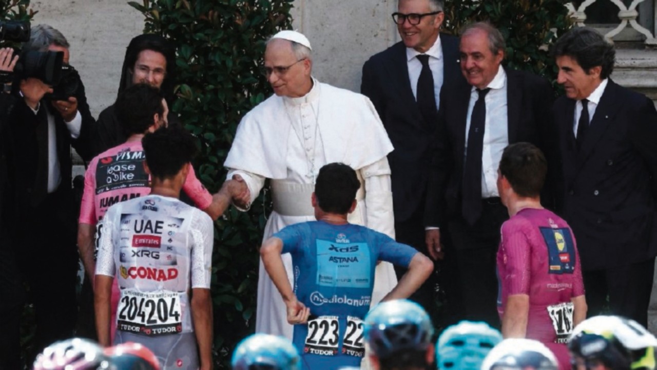  Giro d’Italia dreht erstmals Ehrenrunde durch den Vatikan  TED-022