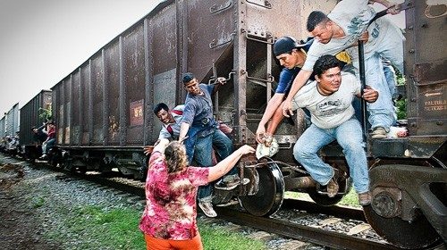 Las Patronas mentre aiutano i migranti (foto da loro profilo Facebook)