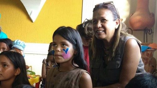 Janeth Marquez con un gruppo di bambini (foto dal profilo Facebook Caritas de Venezuela