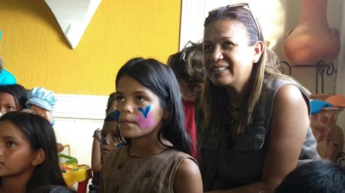 Janeth Marquez avec un groupe d'enfants 