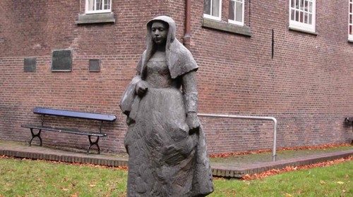 La estatua en el Beghinaggio de Amsterdam (de insolitamsterdam.com) 