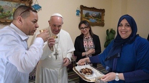 The Pontiff in the house of a family in the White Houses