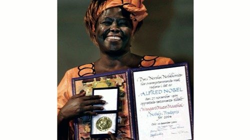 Wangari Maathi con il Nobel (Ansa)