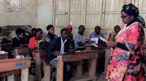 Justine Masika Bihamba durante un corso di formazione in un villaggio (foto dal profilo Facebook di SFVS)