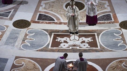 SS. Francesco - Basilica Vaticana - Altare della Cattedra: Veglia Pasquale  11-04-2020