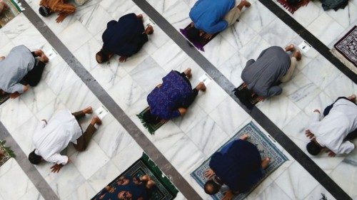 Indonesia Muslims take part in Friday prayers at a mosque during the month of Ramadan, Jakarta, Indonesia, 16 April 2021 (REUTERS)