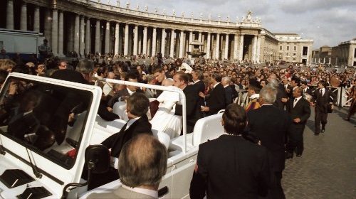 *OR* Udienza generale di Papa Giovanni Paolo II del 13 maggio 1981, il giorno dell'attentato a ...