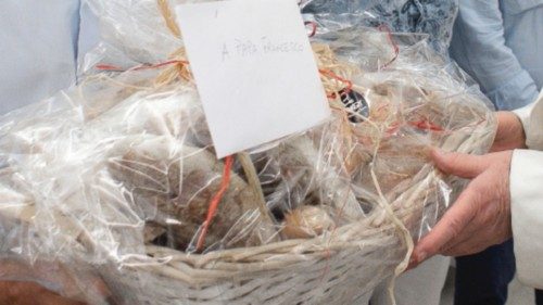  Inmates bake fresh bread  for Francis  ING-026