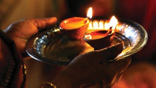 epa03469275 Sri Lankan Hindu devotees perform religious rites on Deepavali or festival of lights at ...