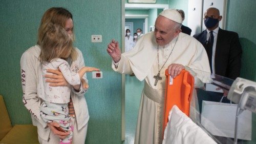  The Pope’s caress to children from Ukraine  ING-012