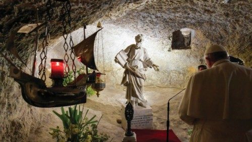  The Holy Father’s prayer  in the Grotto   ING-014