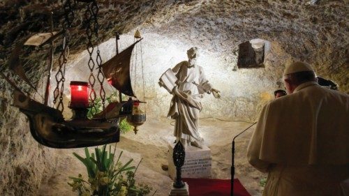 The Holy Father’s prayer in the Grotto ING-014 The Holy Father’s prayer in the Grotto ING-014