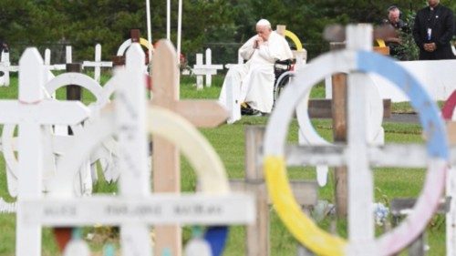  Pope Francis prays at Indigenous Cemetery  ING-030