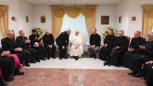  The Holy Father meets with members of the  Society of Jesus present in the region  ING-037