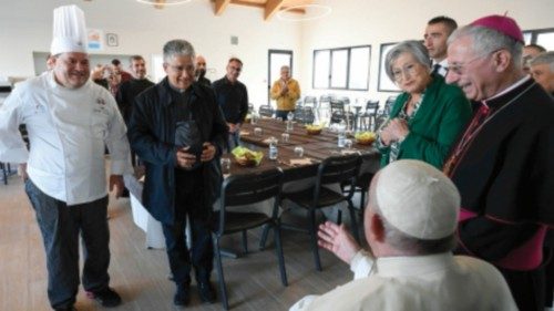  Pope visits solidarity centre and blesses new premises  ING-039