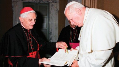 *OR* l'allora cardinale Joseph Ratzinger presenta il nuovo Catechismo della Chiesa Cattolica a ...