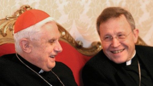 Kardinal Joseph Ratzinger (l.),Präfekt der Kongregation für die Glaubenslehre, und Kardinal Walter ...