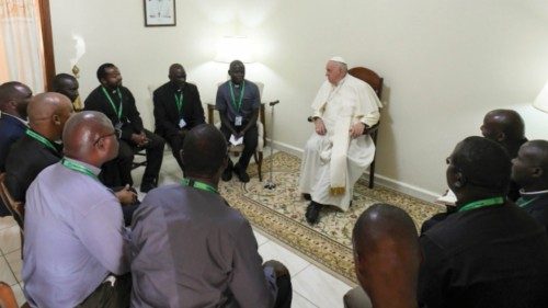  Pope Francis meets with   Jesuit confrères in South Sudan  ING-006