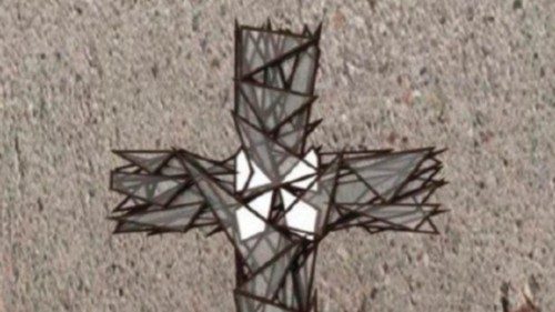 The Holy Father gifted with a cross symbolising the pain of the Ukrainian people ING-008 The Holy Father gifted with a cross symbolising the pain of the Ukrainian people ING-008