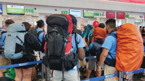 Giovani cattolici in fila ai gate d'imbarco dell'aeroporto di Fiumicino per la Giornata Mondiale ... Giovani cattolici in fila ai gate d'imbarco dell'aeroporto di Fiumicino per la Giornata Mondiale ...