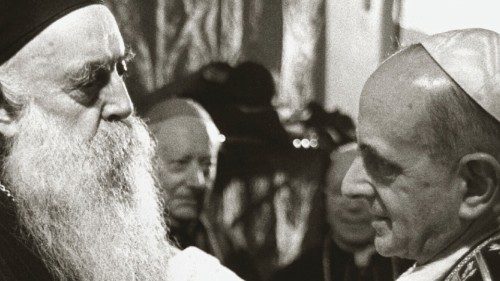 Athenagoras I. (l.), ökumenischer Patriarch von Konstantinopel, und Papst Paul VI. umarmen sich am ... Athenagoras I. (l.), ökumenischer Patriarch von Konstantinopel, und Papst Paul VI. umarmen sich am ...