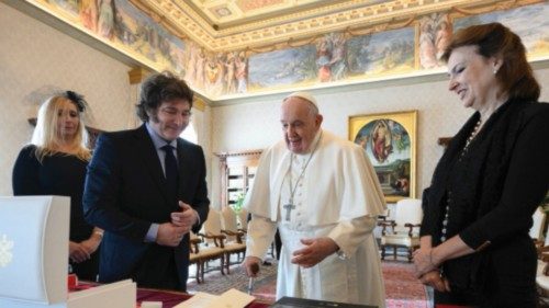  Pope meets President of Argentina  ING-007