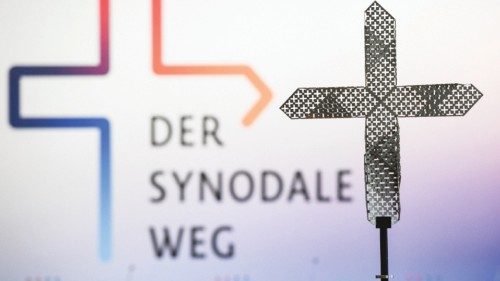 Das gelochte Metallkreuz und das Logo des Synodalen Weges auf der dritten Synodalversammlung am 3. ...